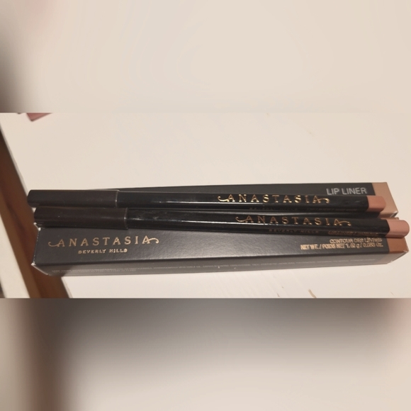 ABH lip liners in Hazelnut and Deep taupe - Picture 1 of 1